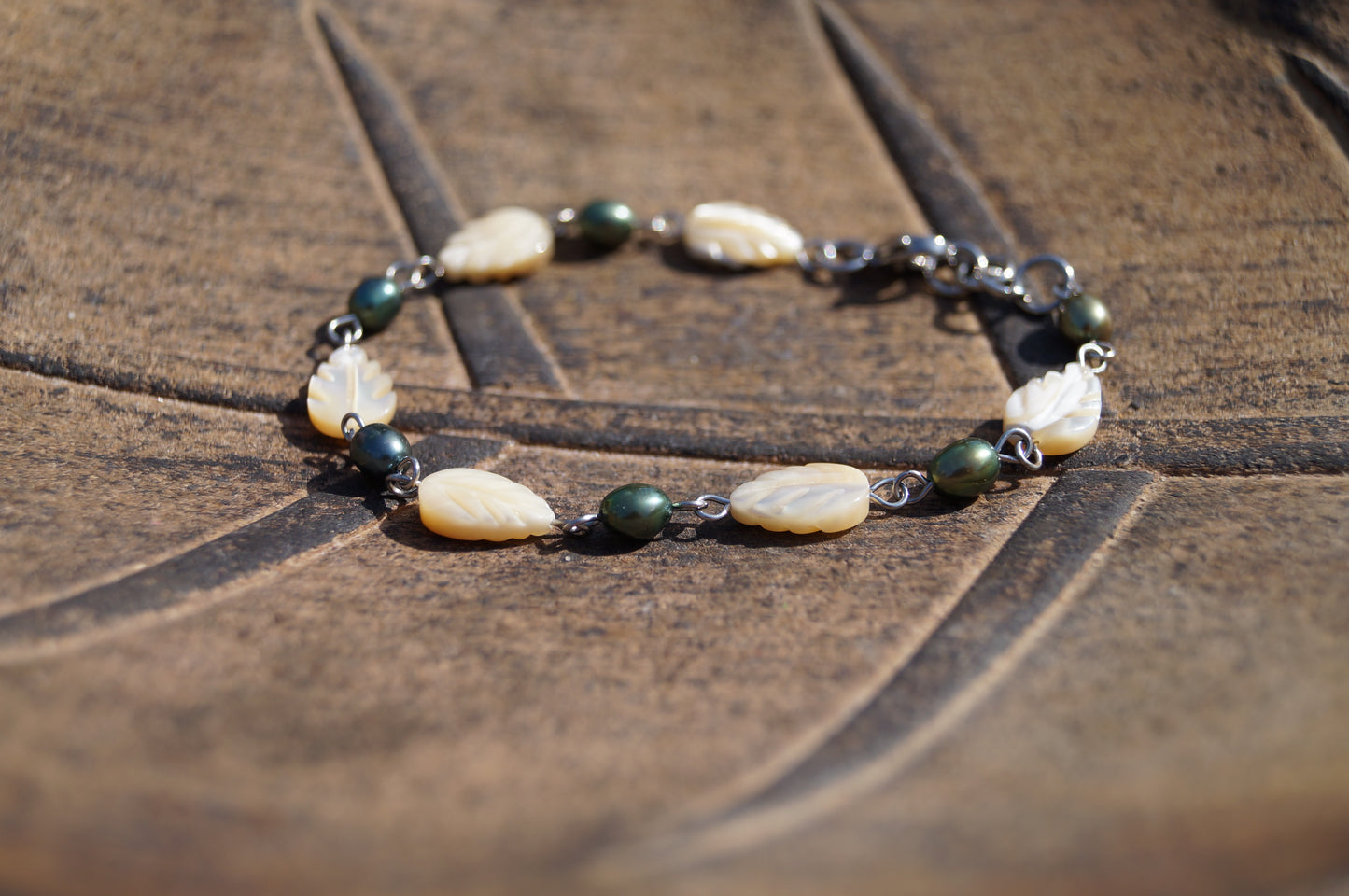 Süßwasserperlenarmband mit weißen Muschelperlen in Blattform - Waldfee