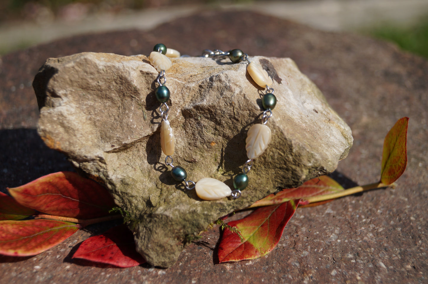 Süßwasserperlenarmband mit weißen Muschelperlen in Blattform - Waldfee