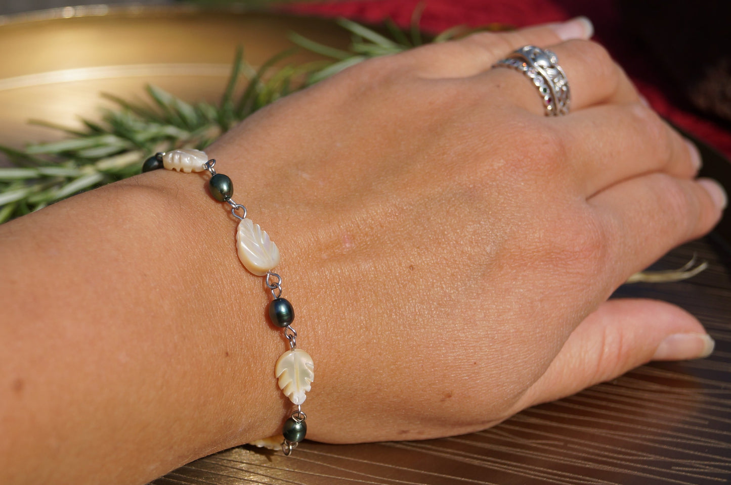Süßwasserperlenarmband mit weißen Muschelperlen in Blattform - Waldfee