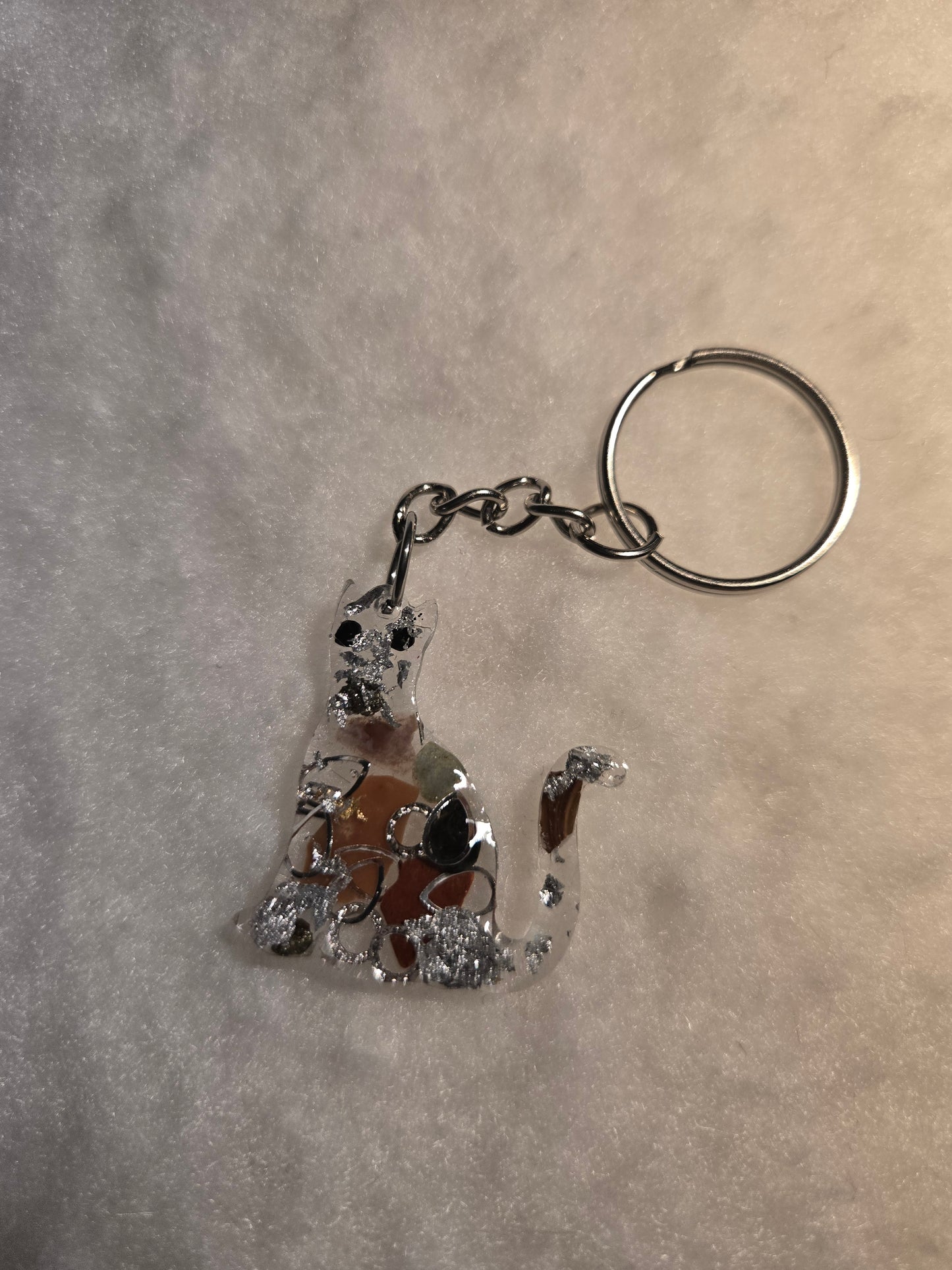 Schlüsselanhänger – sitzende Katze aus Epoxidharz