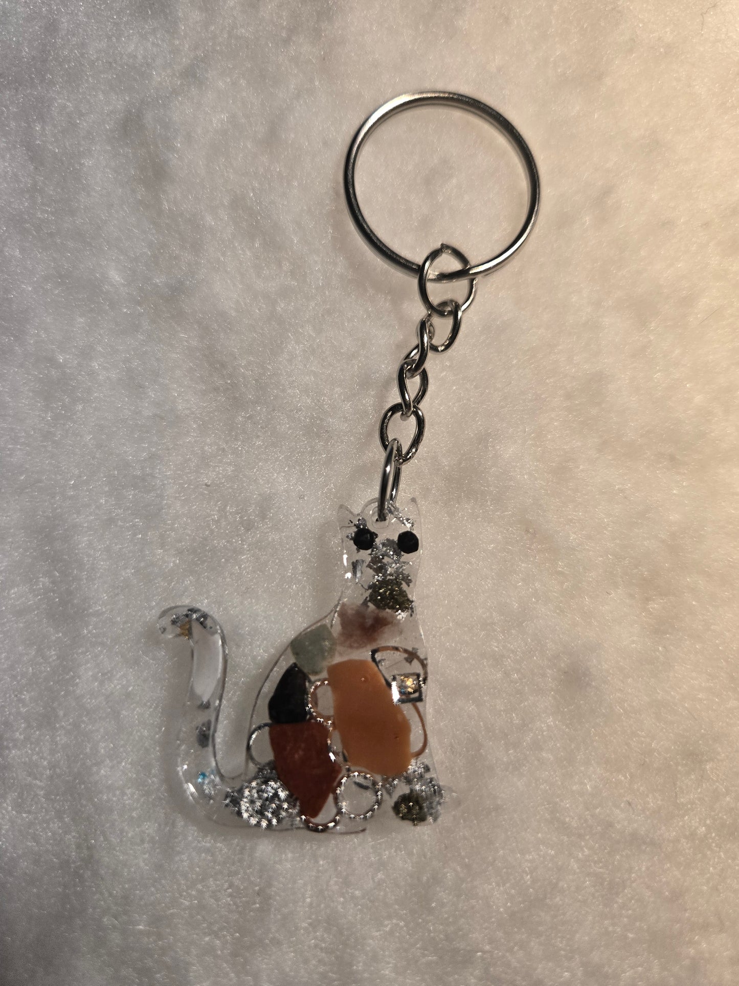 Schlüsselanhänger – sitzende Katze aus Epoxidharz