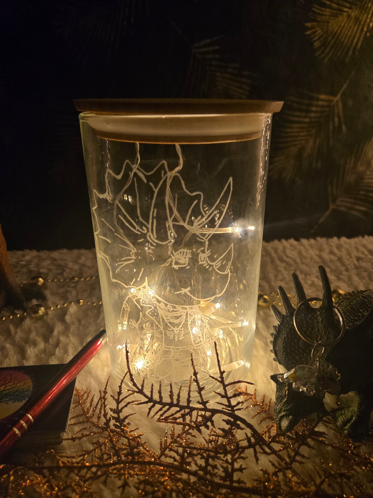 Lichtglas Rocker-Triceratops mit Lichterkette und Dino-Schlüsselanhänger