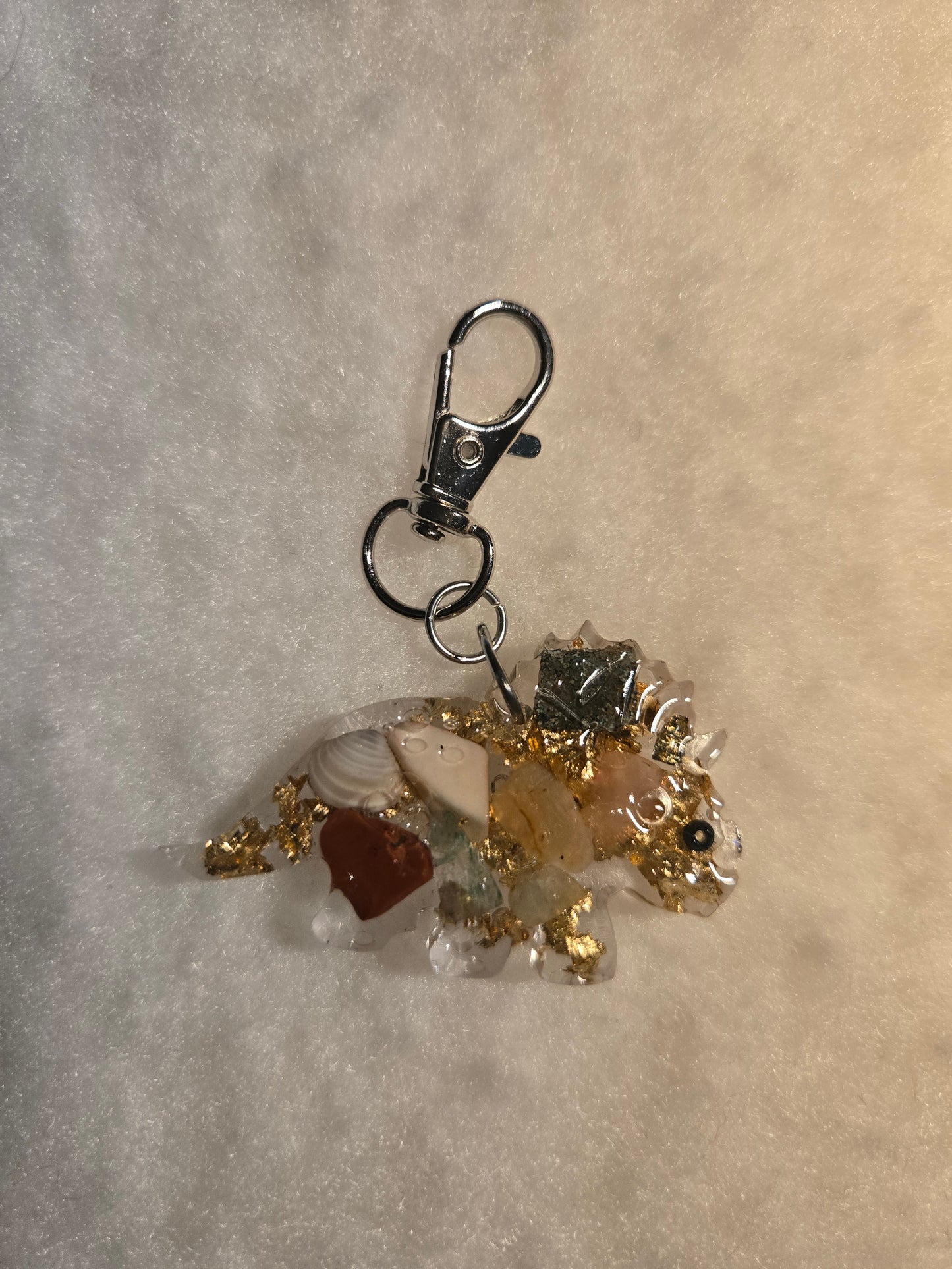 Triceratops Schlüsselanhänger (4x5cm) aus Epoxidharz – mit Halbedelsteinen