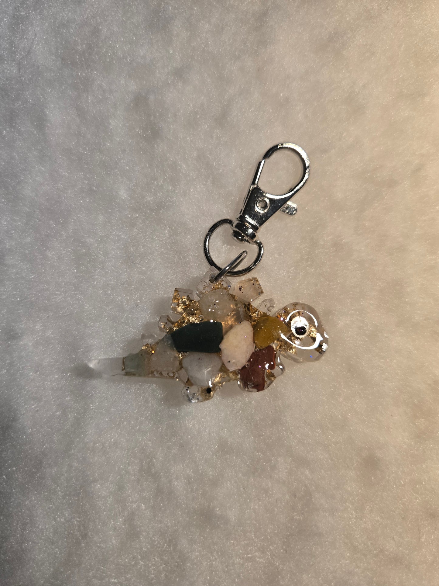 Stegosaurus Schlüsselanhänger (2,5x4,5cm) aus Epoxidharz – handgefertigt & detailreich