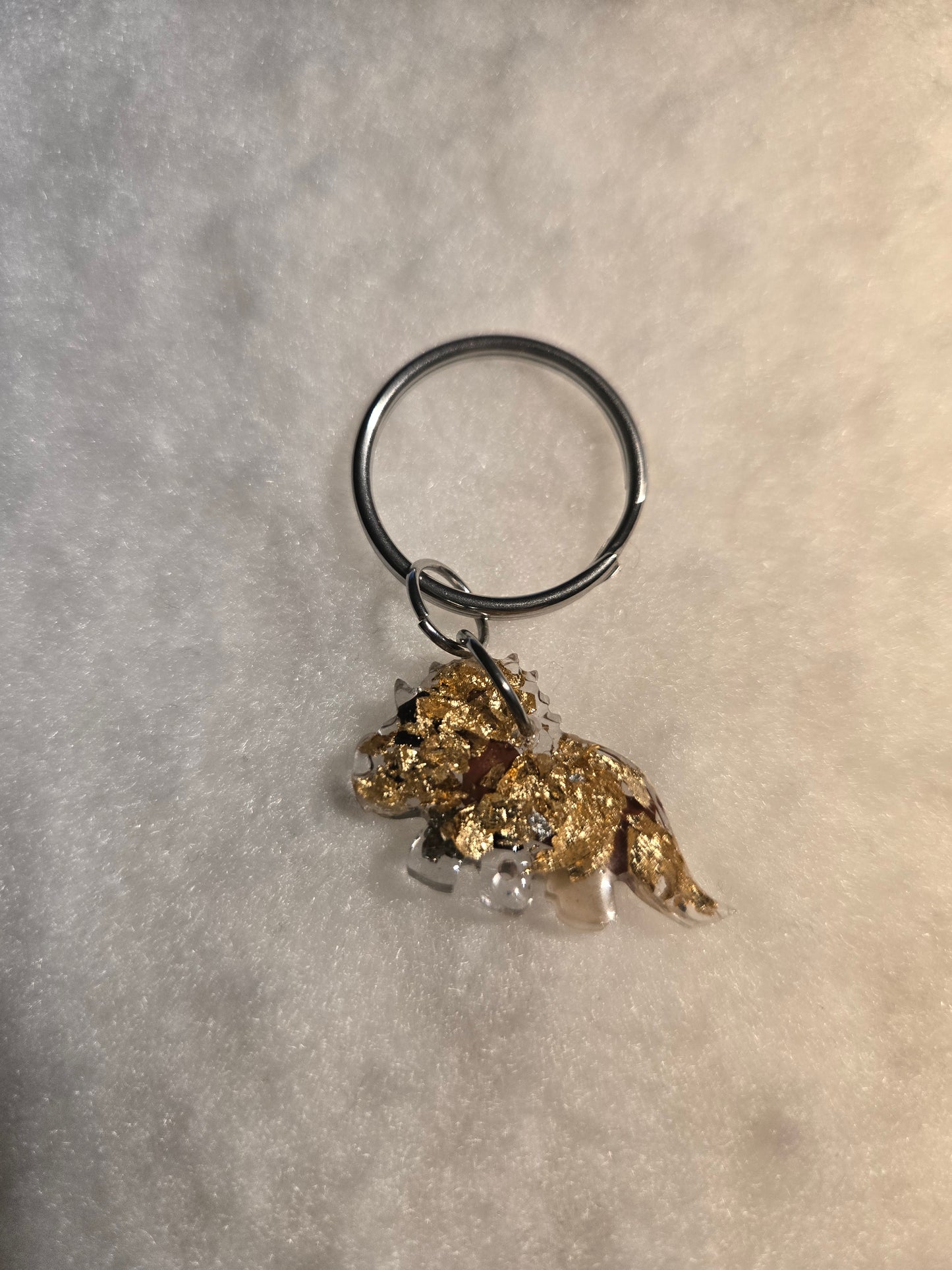 Triceratops Schlüsselanhänger (2x3cm) aus Epoxidharz – mit Halbedelsteinen