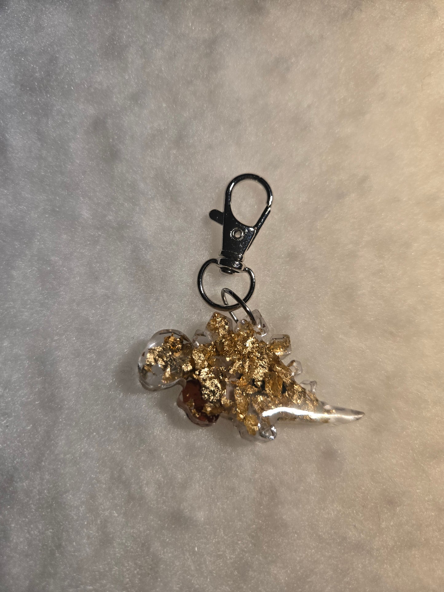 Stegosaurus Schlüsselanhänger (2,5x4,5cm) aus Epoxidharz – handgefertigt & detailreich