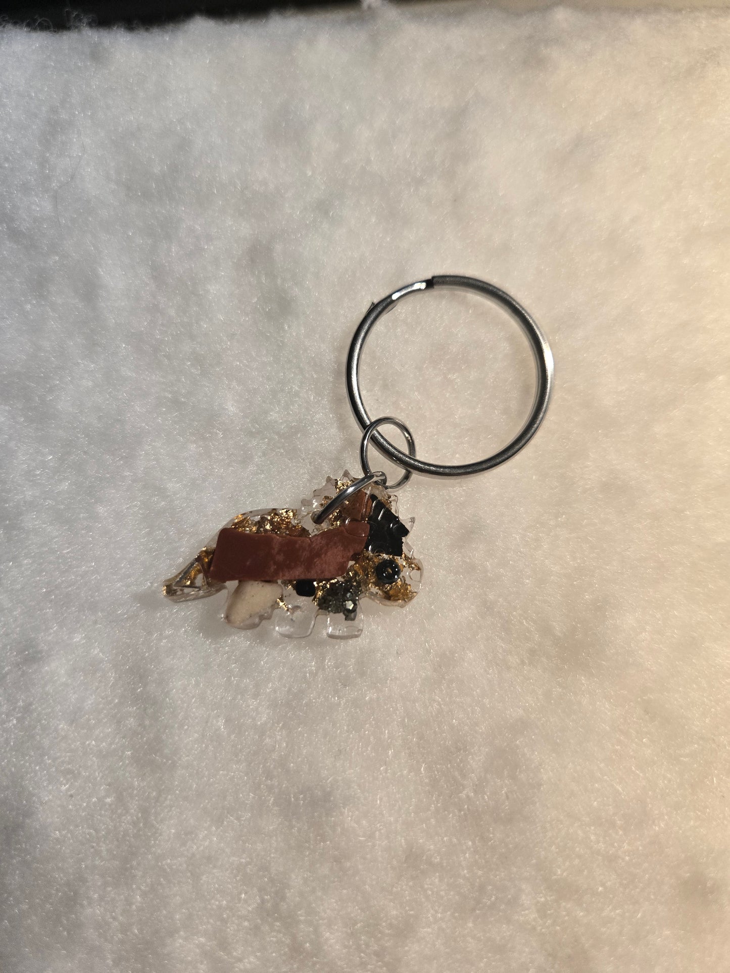 Triceratops Schlüsselanhänger (2x3cm) aus Epoxidharz – mit Halbedelsteinen