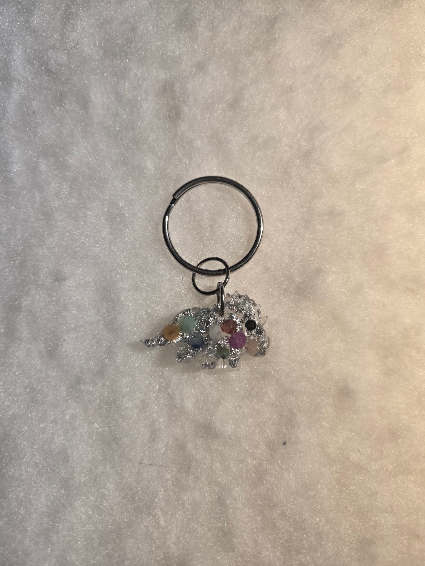 Lichtglas Rocker-Triceratops mit Lichterkette und Dino-Schlüsselanhänger