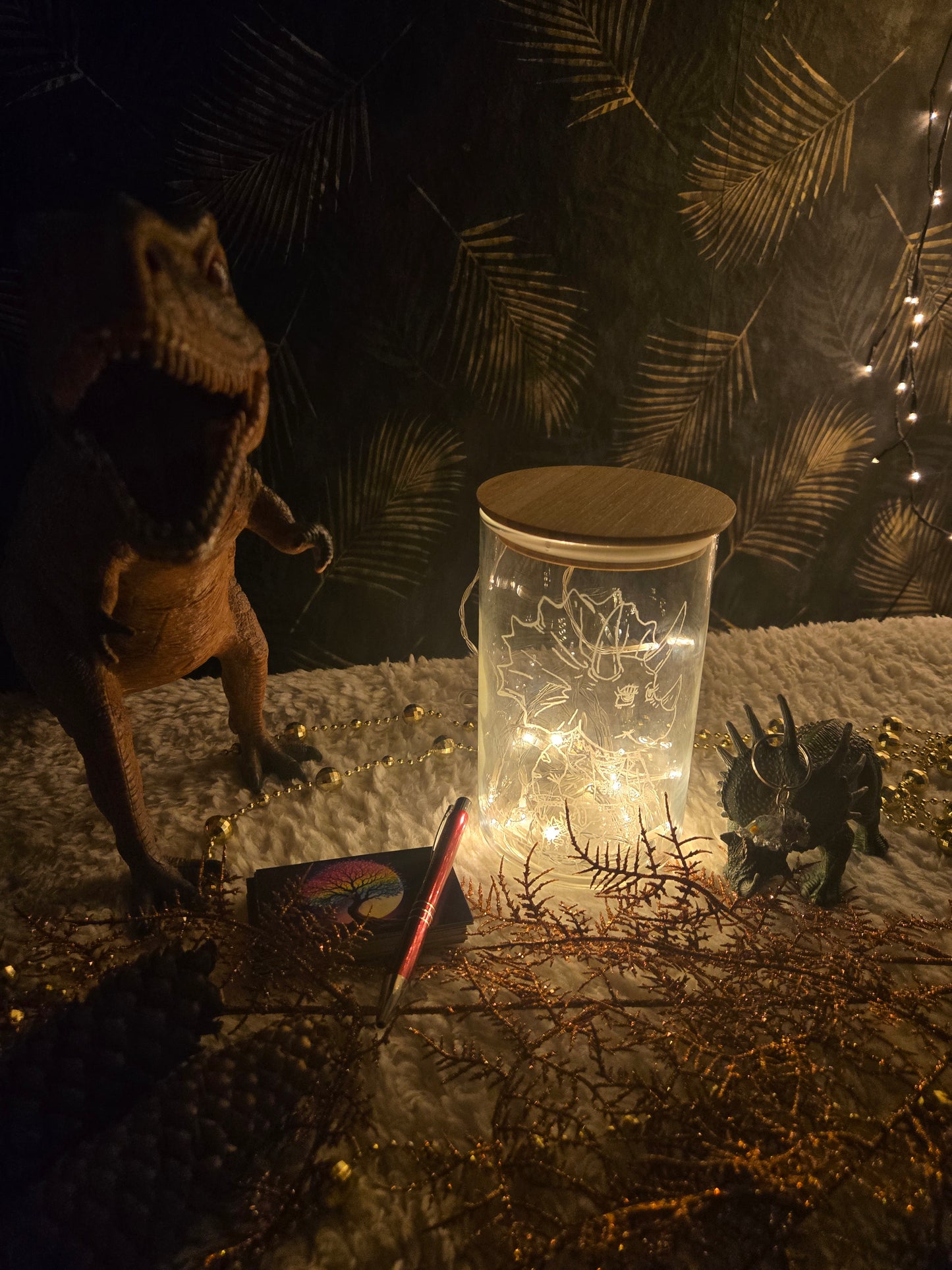Lichtglas Rocker-Triceratops mit Lichterkette und Dino-Schlüsselanhänger