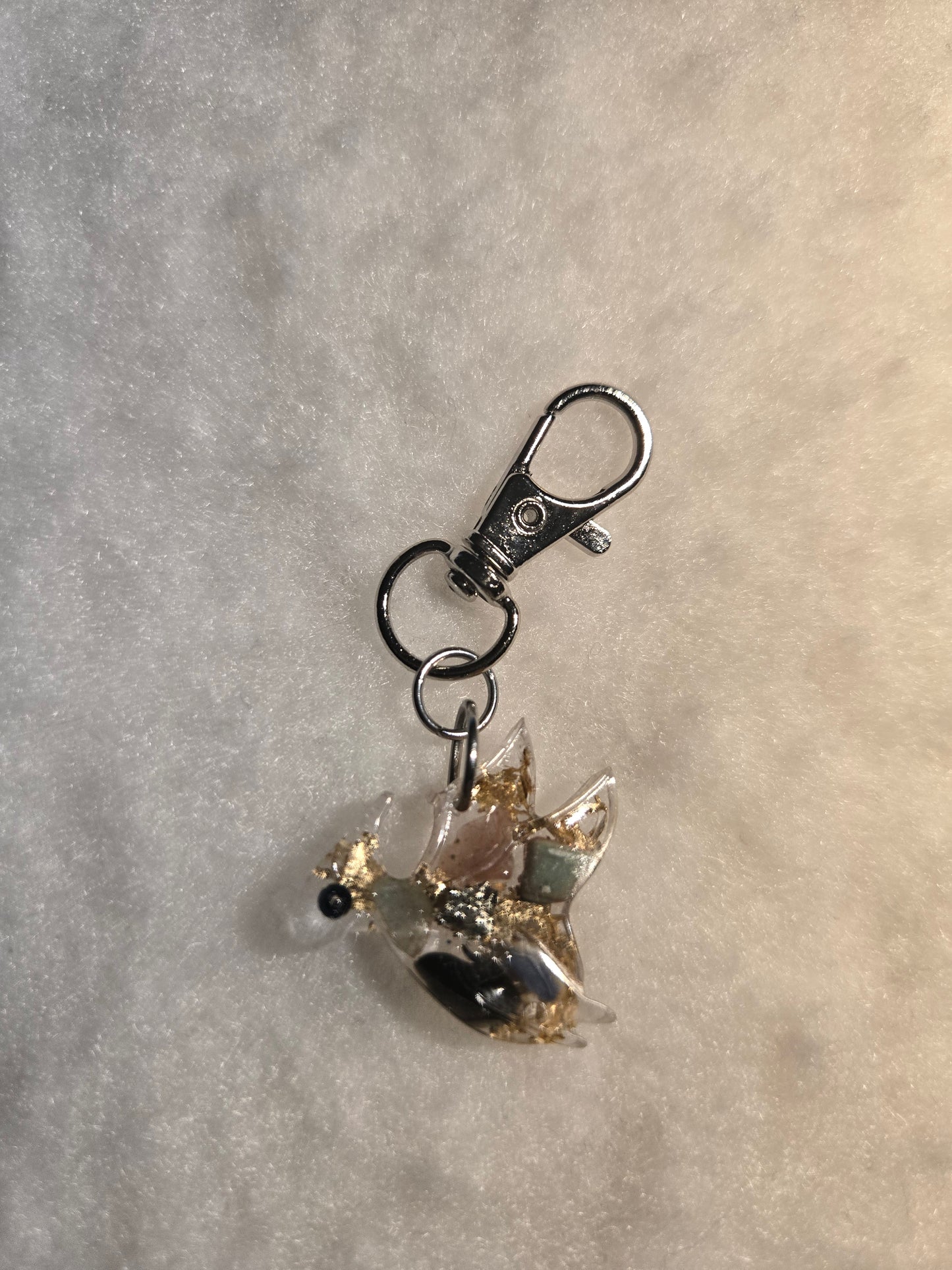 Pteranodon (2,5x3cm) Schlüsselanhänger aus Epoxidharz – mit Halbedelsteinen