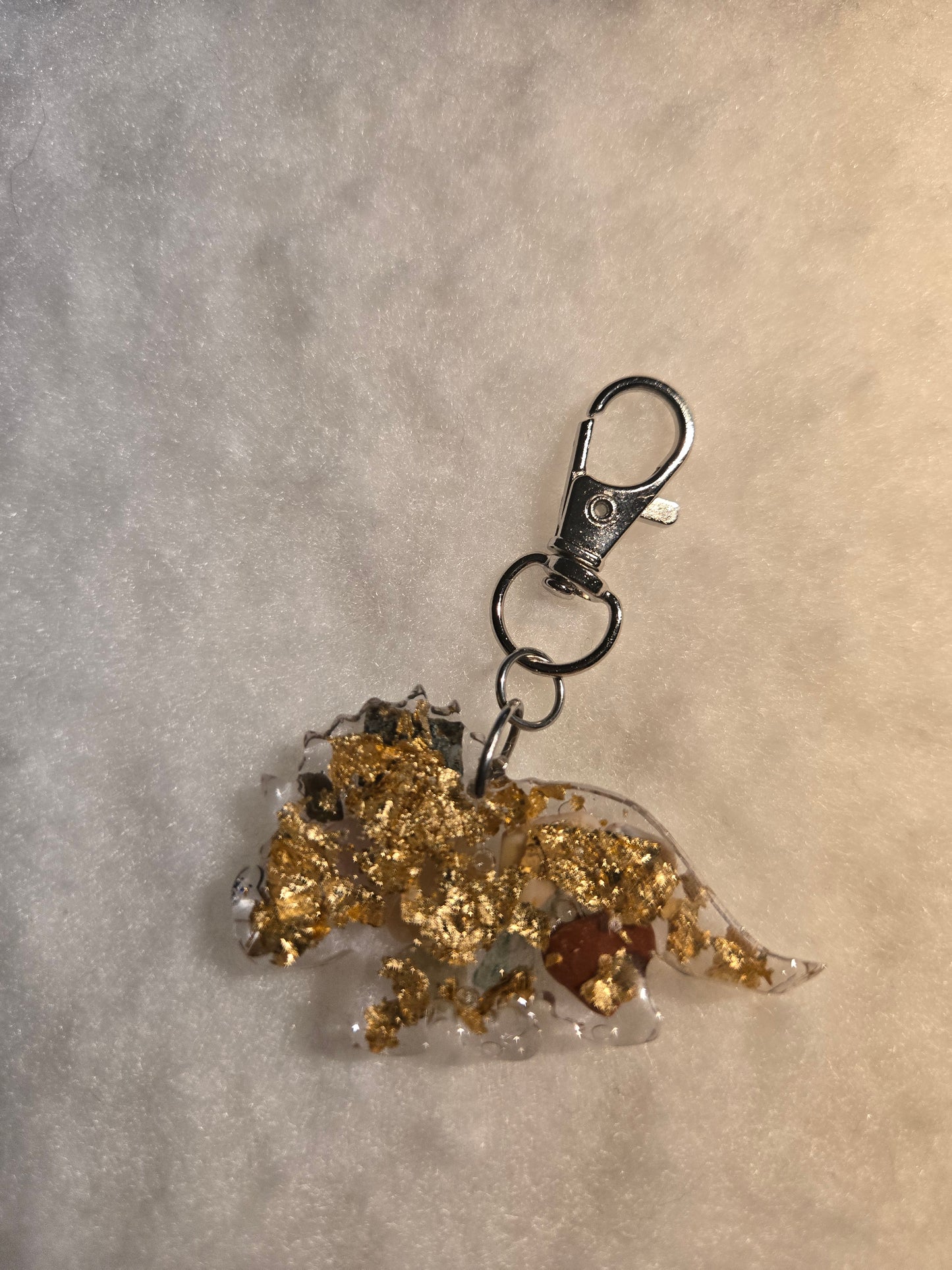 Triceratops Schlüsselanhänger (4x5cm) aus Epoxidharz – mit Halbedelsteinen